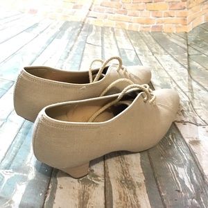 Freddie's woman shoes size 7 beige color